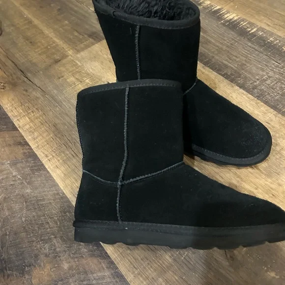 Time and Tru Black Suede Faux Fur Lined Ankle Boots - Picture 2 of 3